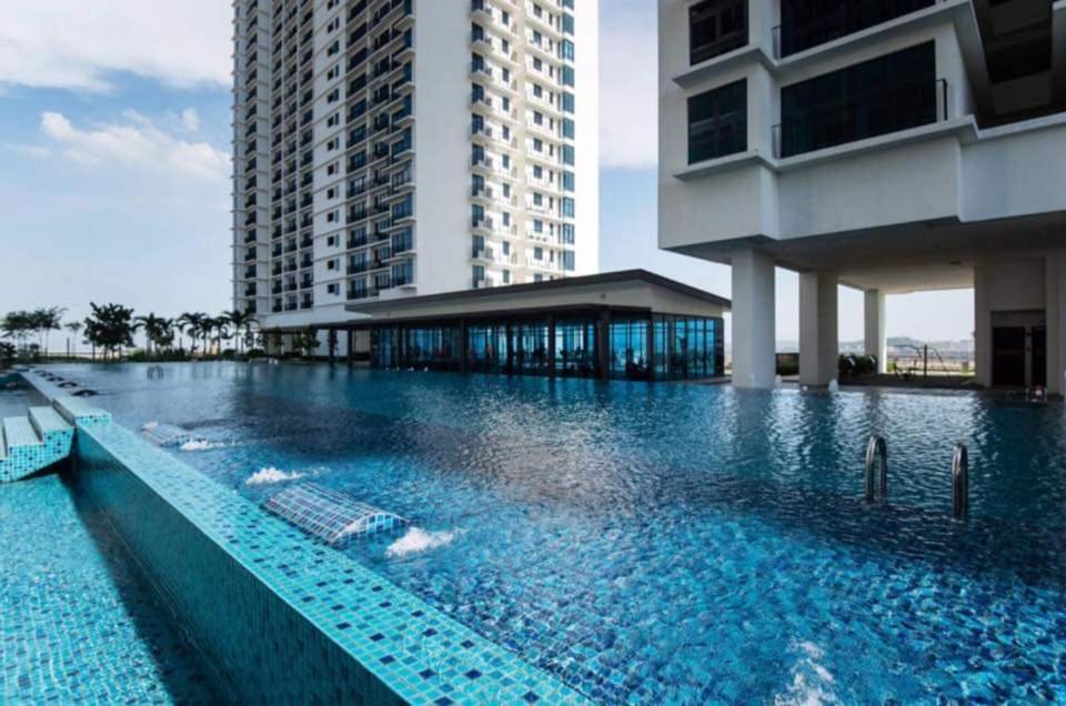 Vivian'S Studio Trefoil Setia Alam Shah Alam Exteriör bild