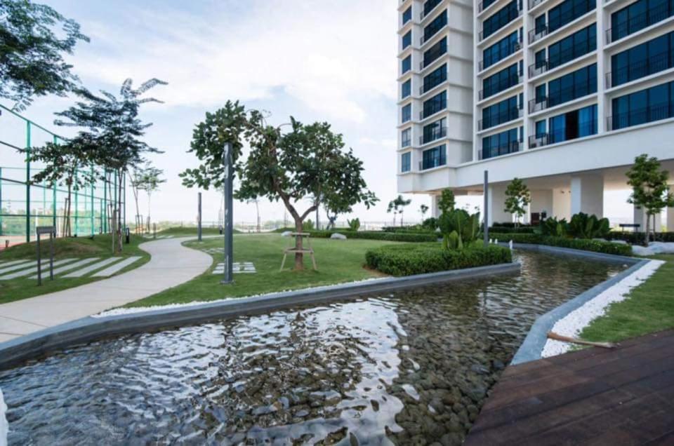 Vivian'S Studio Trefoil Setia Alam Shah Alam Exteriör bild